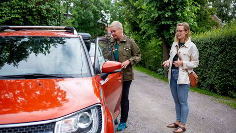 Bilkollektivet og Nabobil er helt fullbooket fordi mange tar norgesferie i år, forteller billedteksten til bildet fra i fjor sommer. Thea Amalie Junker (til venstre) leier her Eli Strands bil.