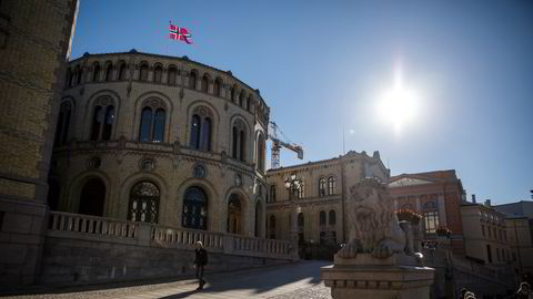 Det er enklere å forholde seg til at du betaler 187 kroner i bistand til utviklingsland i år enn til overskrifter som advarer mot bunnløs offentlig sløsing, skriver artikkelforfatterne.