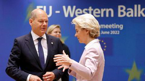 EU ser kanskje at et viktig samarbeid ikke kan kreve mer enn nasjonal politikk kan imøtekomme, skriver Gunnar S. Eskeland. Tysklands forbundskansler Olaf Scholz og EU-president Ursula von der Leyen.