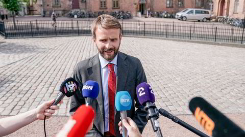 Næringsminister Jan Christian Vestre (Ap) møtte pressen etter strømstøtte-møtet med NHO og LO tirsdag.
