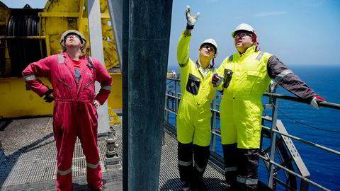 Eldar Sætre (til høyre) tidligere konsernsjef i Equinor besøkte Tanzania i 2013. Her på Transocean sin leterigg Discoverer Americas som ble leid av Equinor for å lete etter gass ti km ut fra kysten til Dar es Salaam i Tanzania. Her sammen med Robert García (til venstre) og Lars Christian Bacher.