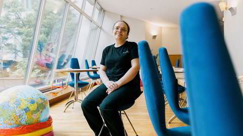 Vilde Ariela Kivijervi jobber nå i kantinen til Innovasjon Norge etter å ha vært uten arbeid en periode. Stramt arbeidsmarked gjør at flere med hull i cv-en sin får jobb.