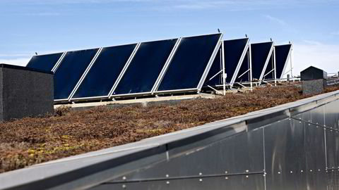 Tesla venter at installert batterimengde skal dobles seks-syv ganger til for å avkarbonisere samfunnet. Det vil kutte produksjonskosten med 80–85 prosent, skriver Marius Kluge Foss.