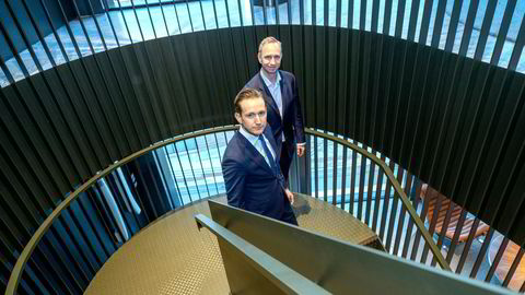 ABGs sjef for investeringsbankavdelingen, Kristian B. Fyksen (foran), og analytiker Bengt Jonassen.