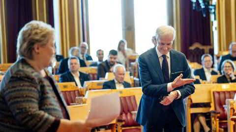 Hvis statsministeren, som skal tenke helhet, ikke fyller den rollen, blir politikken full av motsigelser, skriver Steinar Juel. Avbildet er Erna Solberg og Jonas Gahr Støre i passiar i stortingssalen.