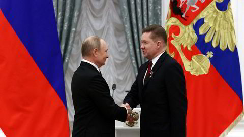 Ørsted fortviler over avtalen sin med Gazprom. Her blir Gazprom-toppsjefen Alexei Miller utnevnt som Helt av Russland av president Vladimir Putin 2. februar.