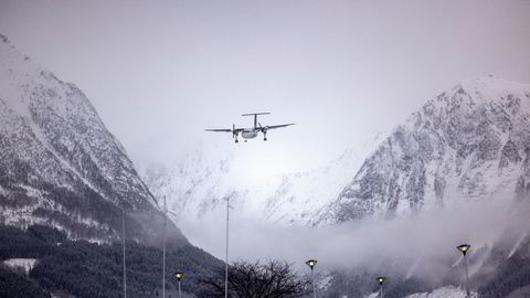 Med avansert kamerateknologi og store skjermer kan Avinors operatører lede flytrafikken like godt som før, skriver Abraham Foss.