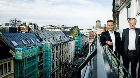 Mandag 15. mars møtes Runar Vatne (venstre) og Carl Erik Krefting i Oslo tingrett, i en rettssak som varer i to uker. Her er de to fotografert i 2015, da deres felles eiendomsselskap Søylen hadde solgt kjøpesentre og eksklusive butikklokaler for fem milliarder kroner.