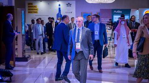 Willie Walsh har de siste to årene ledet den mektige bransjeorganisasjonen Iata, som representerer all verdens flyselskaper. På et toppmøte i Doha snakker han om hvordan medlemmene håndterer stengte luftrom.