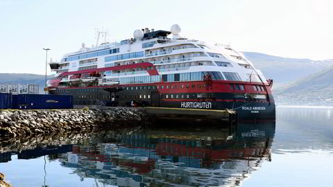 Her ligger hurtigruten MS Roald Amundsen i koronakarantene ved kai i Tromsø.