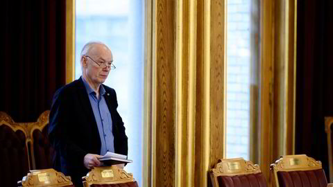 Per Olaf Lundteigen har vært fast representant på Stortinget siden 1993 og frem til i dag. I desember 2009 fikk han etterlønn samtidig som han fikk godtgjørelse som stortingspolitiker.