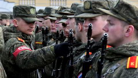 Russiske kadetter i St. Petersburg øvet tirsdag på militærparaden som arrangeres på «seiersdagen» 9. mai.