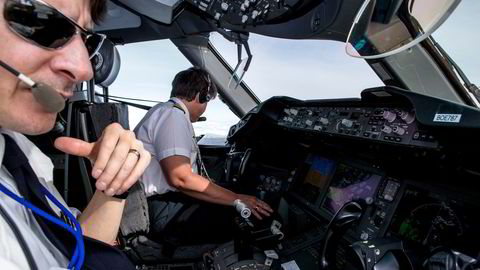 Selvsagt er det surt å dele cockpit med en overbetalt dansk kaptein. Men det er mer relevant hva en Widerøe-kaptein tjener, skriver Frode Steen.