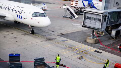 Nå må flyselskapene betale høyere avgifter for å finansiere milliardprosjekter i Avinor-systemet. Her et SAS-fly med Star Alliance-reklame på Oslo lufthavn – snart historie.