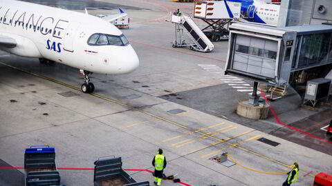 Nå må flyselskapene betale høyere avgifter for å finansiere milliardprosjekter i Avinor-systemet. Her et SAS-fly med Star Alliance-reklame på Oslo lufthavn – snart historie.