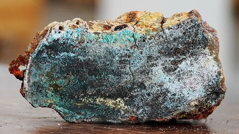 En gjennomskåret sulfidprøve, hentet opp fra Oljedirektoratets tokt på Mohnryggen i Norskehavet i 2020. Havbunnsmineraler er sulfider, manganskorper og mangannoduler som dannes i de dype delene av havet – Norges plan om å utvinne de møter motbør.