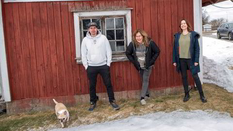 I løpet av to uker i mars ble hele familien Hoel fra Eidsvoll permittert fra jobbene ved Oslo lufthavn Gardermoen. Ett år senere står de fortsatt uten arbeid.