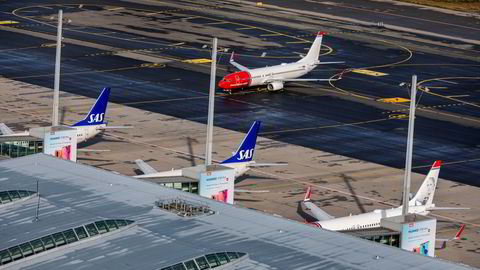 Norwegian har bare seks av totalt rundt 140 fly i bruk denne vinteren, og mandag skal en irsk domstol behandle en søknad om konkursbeskyttelse for den irske virksomheten – som blant annet eier alle flyene. Her fra Oslo lufthavn.
