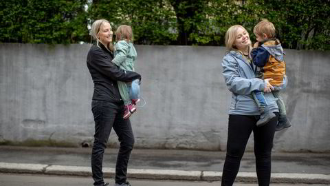 Artikkelforfatterne Tina Bru (til høyre) og Sandra Bruflot med henholdsvis sønn og datter på armen våren 2021.