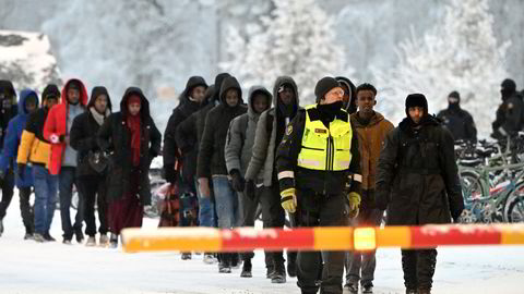 På grensen. Migranter på vei inn i Finland fra Russland torsdag 23. november.