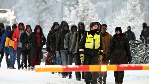 På grensen. Migranter på vei inn i Finland fra Russland torsdag 23. november.