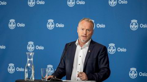 Byrådsleder i Oslo Raymond Johansen og Arbeiderpartiet bestemte mandag at de ønsker å fortsette utbyggingen av Fornebubanen, gitt at en rekke krav mot både Viken og utbyggerne innfris.