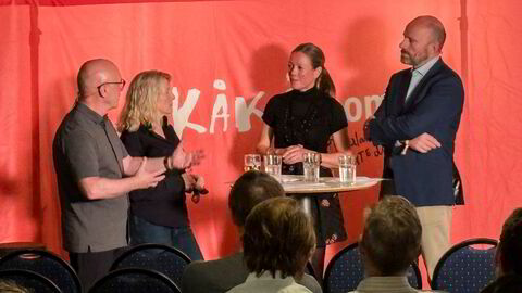 Finansredaksjonen under live podkasten på finanskonferansen Kåkånomics i Stavanger. Fra venstre, finansredaktør Terje Erikstad, kommentator Anita Hoemsnes, begge i Dagens Næringsliv, senior porteføljeforvalter Beate Bredesen i Odin Forvaltning og Øyvind Schanke, investeringsdirektør i det familieeide selskapet TD Veen.