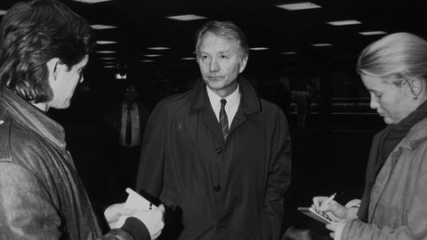 At Statoil ble et konkurranseorientert og effektivt selskap, hindret ikke mageplask som Mongstad-raffineriet, skriver Eivind Thomassen. Statoil-sjef Arve Johnsen (bildet) i november 1987, noen uker før han fratrådte. DNs journalist Marie Simonsen til høyre.