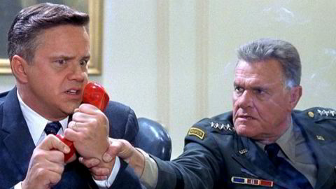 «Would you miss it», sa USAs president, spilt av Tim Robbins (til venstre), om månen i filmen «Austin Powers: The Spy Who Shagged Me».