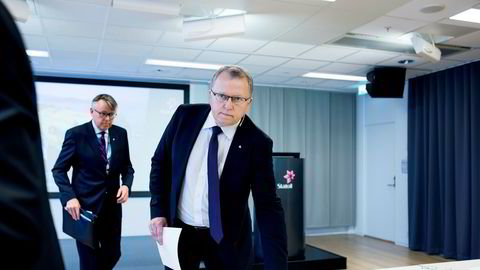 Statoil-sjef Eldar Sætre legger 1,45 milliarder dollar på bordet for to store eiendeler på norsk sokkel. Til venstre kommunikasjonssjef i Statoil Reidar Gjærum. Her ved fremleggingen av tall for første kvartal.