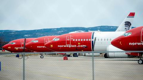 Norwegian-fly står på bakken på Oslo lufthavn Gardermoen.