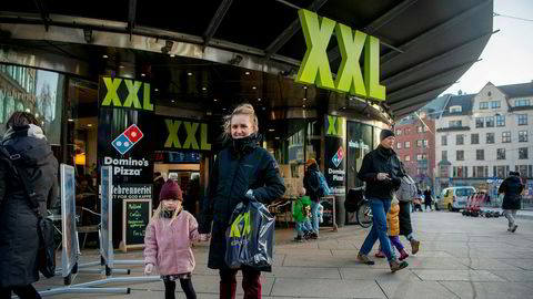 Oda Dahl (28) og datteren Frida (5) har handlet vintersko på salg hos XXL og reagerte på at det ikke var flere folk i butikken. Flere sportsbutikker sliter nå med salget.
