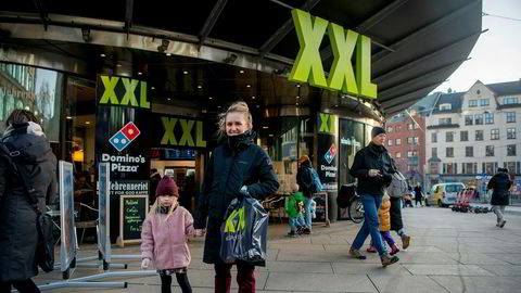 Oda Dahl (28) og datteren Frida (5) har handlet vintersko på salg hos XXL og reagerte på at det ikke var flere folk i butikken. Flere sportsbutikker sliter nå med salget.