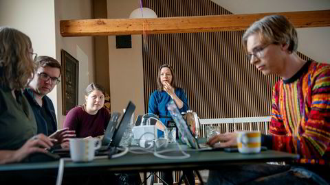 Confrere har ikke noe eget kontor, og de ansatte jobber vanligvis eksternt. Fordi pågangen er så stor har de opprettet et såkalt «war room» hjemme hos en i selskapet. Fra venstre er Marie Røthing Hørlyck, Dag-Inge Aas, Ingvild Inderbø, produktsjef Ida Aalen og Paul Verbeek-Mast.