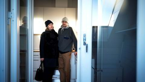 Ekteparet Ingrid Heier (28) og Kristoffer Paulsen (32) har vært på rundt 20 visninger, men foreløpig ikke funnet sin neste bolig. De mener interessen fortsatt er høy i Oslo-markedet, og er foreløpig ikke bekymret for boligprisfall.