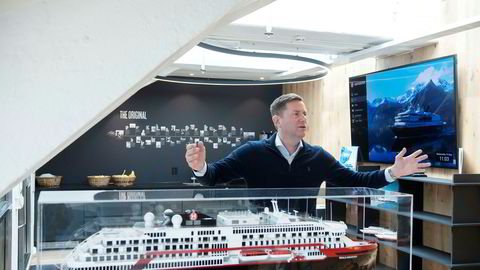 Hurtigruten-sjef Daniel Skjeldam bruker mye tid på å markedsføre de nye hybridskipene som skal gi størst vekst i inntektene fremover. Her foran en modell av ett av skipene – MS «Roald Amundsen» – på hovedkontoret i Oslo.