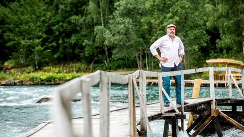 Knut Munthe Olsen er grunneier av den lakseførende strekningen av Årøyelva i Sogndal. Varmen i sommer har gjort at temperaturen i elven er opp mot 18 grader, noe som gjør at laksefangsten er ned mot 60–70 prosent av normale år.
