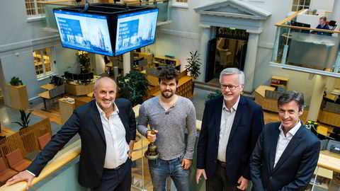 Magnus Carlsen spiller turnering i Stavanger, og fikk ikke vært med å ringe i bjellen da handelen i selskapet som er oppkalt etter ham begynte torsdag. Han, manager Espen Agdestein (fra venstre) og gründer og styreleder Anders Brandt besøkte Oslo Børs tidligere denne uken. Børsdirektør Øivind Amundsen til høyre.