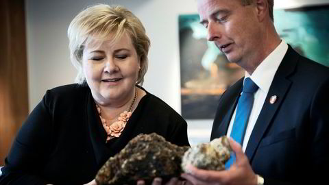Statministester Erna Solberg øyner store muligheter for utvinning av mineraler på havbunnen. Her sammen med olje- og energiminister Terje Søviknes.
