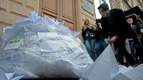 Aktivister fra ungdomsbevegelsen Vesna protesterte nylig utenfor lokalene til telemyndighetene Roskomnadzor i St. Petersburg.