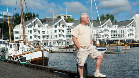 Erik Berg i Classic Norway Hotels, her med Molde Fjordstuer i bakgrunnen, mener regjeringens krisepakke blir som å legge reiselivet i respirator. Og når den blir slått av, vil veldig mange dø, sier han.