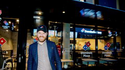 Toppsjef i Domino pizza Norge Kenneth Lorentzen har en opptrappingsplan som tilsier 50 restauranter og en halv milliard i omsetning i år, men dette skal dobles. Her besøker han en restaurant på Helsfyr i Oslo.