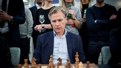 Eiendomsinvestor Edgar Haugen spiller sjakk mot verdensmester Magnus Carlsen. Han har hatt større suksess i eiendomsmarkedet.
