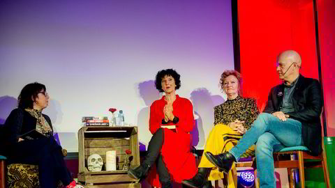 Anne Gaathaug er programleder under Krimfestivalen til Cappelen Damm (til venstre), her med Unni Lindell, Trude Teige og Eystein Hanssen i samtale om Kvinnlige forfattere med mannlig helt vs. mannlig forfatter med kvinnelig helt.
