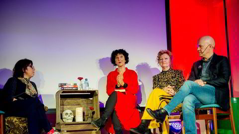 Anne Gaathaug er programleder under Krimfestivalen til Cappelen Damm (til venstre), her med Unni Lindell, Trude Teige og Eystein Hanssen i samtale om Kvinnlige forfattere med mannlig helt vs. mannlig forfatter med kvinnelig helt.