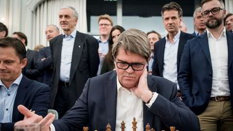 Jan Petter Sissener i spill mot verdensmester Magnus Carlsen under et arrangement av Carlsens sponsor Arctic Securities.