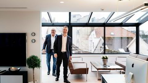 Morten Bjørnsen (til venstre) selger bygningen Rolfsengården til Harald Espedal og selskapet Retail Office Stavanger. Nå må han begynne å betale leie for kontoret sitt i fjerde etasje.
