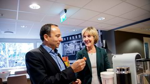 Kaffekapsler har tatt en posisjon i det norske kaffemarkedet, men fortsatt er det gigantene JDE og Joh Johannson kaffe som har taket på de norske kaffevanene. Her er toppsjef for Nestlé Norge Vladimir Wendl sammen med Angelika Rosenberg som er leder for kaffe i Nestlé.