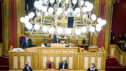 Ap-leder Jonas Gahr Støre og statsminister Erna Solberg (H) på talerstolene i Stortinget. Bak lysekronen skimtes stortingspresident Olemic Thommesen (H), som mandag skal forsøke å løse Nobel-floken.