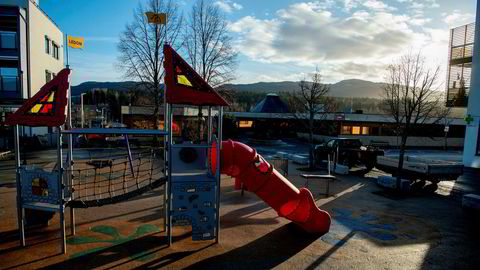 Regjeringen har bestemt at barnehagene skal holde stengt, men den har også pålagt dem å opprettholde et tilbud til barn av foresatte med kritiske samfunnsfunksjoner og til barn med særlige omsorgsbehov, skriver Anne Lindboe.